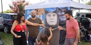 Los diputados Donda y Grosso realizaron esta intervención en el Cosquín Rock, poniéndole un cascabel al gato, en este caso con la imagen de Macri\u002E