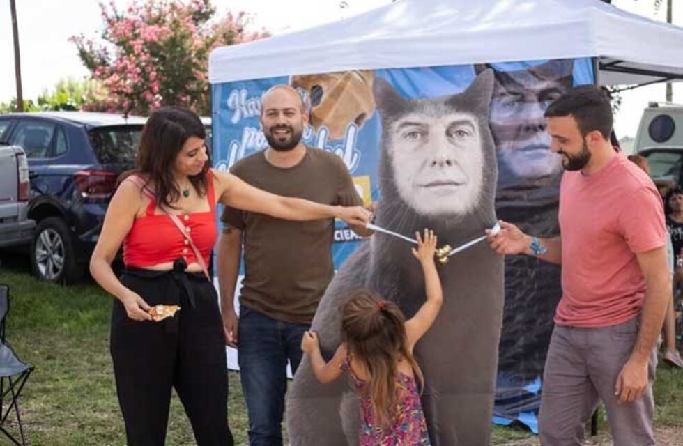 En el Cosquín Rock, Victoria Donda invito a ponerle "el cascabel al gato" a una foto de Macri