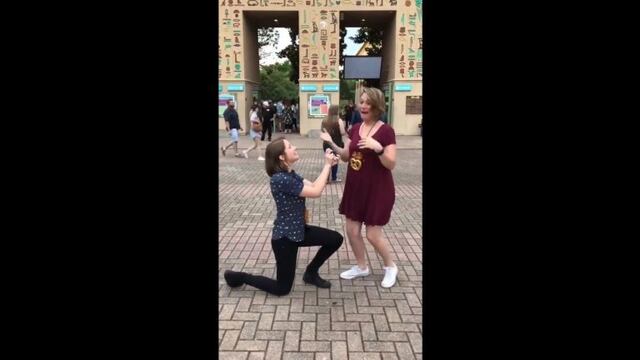 Grabó la propuesta de casamiento a su novia pero ella le tenía preparada otra sorpresa\u002E (Foto: Captura de video)