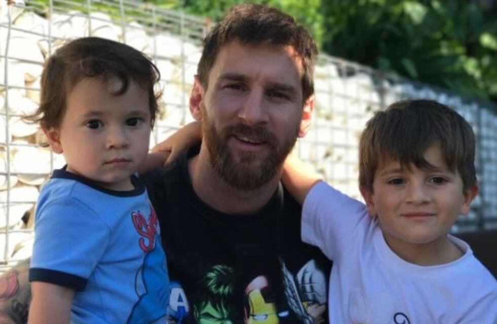 La tierna foto de Messi leyéndole un cuento a su hijo Thiago