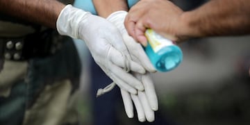 Kolkata (India), 15/07/2020\u002E- Locals wearing protective gloves use a hand sanitizer after a coronavirus disease (COVID-19) test at a hospital in Kolkata, Eastern India, 15 July 2020\u002E The Bengal goverment announced that the ongoing lockdown will continue until 31 July, in 'containment zones\u002E' The restrictions will be eased in a phased manner with places of worship, hospitality services and shopping malls scheduled to be opened in the initial phase with restrictions\u002E The areas termed as 'containment zones' will be identified by authorities and those areas will remain under complete lockdown\u002E (Abierto) EFE/EPA/PIYAL ADHIKARY