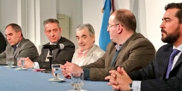 Hace dos años el gobernador de Chubut anunció que sufría cáncer de colon\u002E (Twitter)