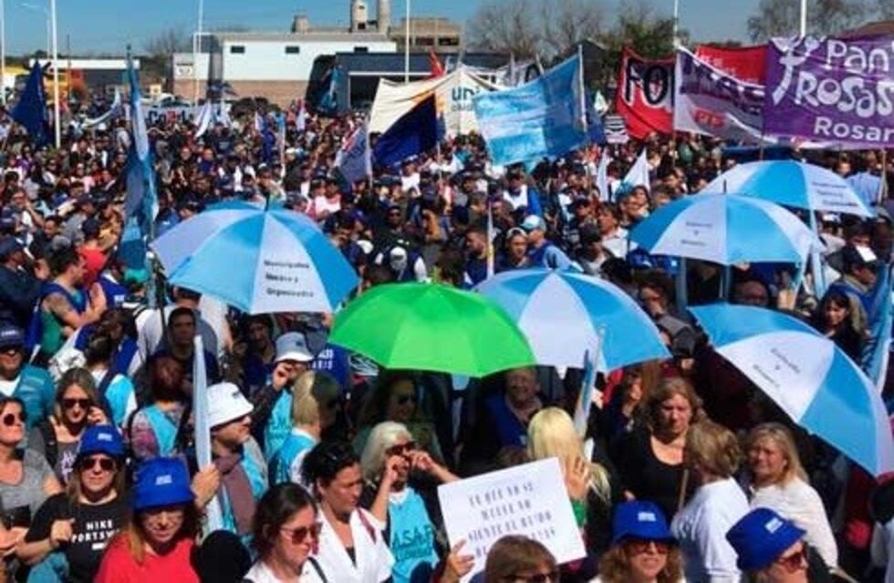 Numerosos gremios se movilizaron a San Lorenzo por la ola de despidos en el cordón industrial