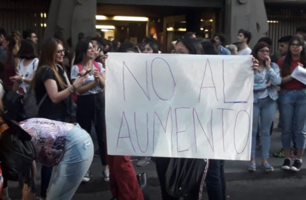Estudiantes de la Universidad Aconcagua protestan por el aumento de cuotas