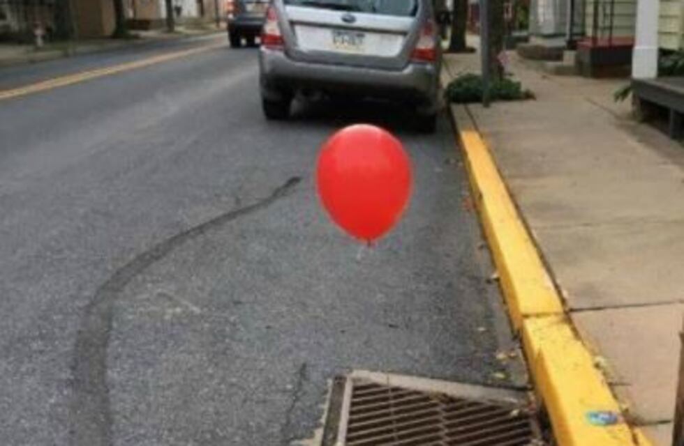 Cinco adolescentes llenaron su pueblo de globos rojos como los de "It" y terminaron presas