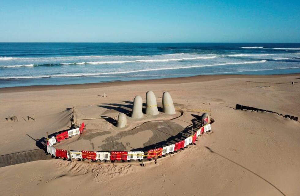 Una curiosa propuesta de Uruguay para incentivar el turismo argentino: uso de "pulsera electrónica monitoreada"