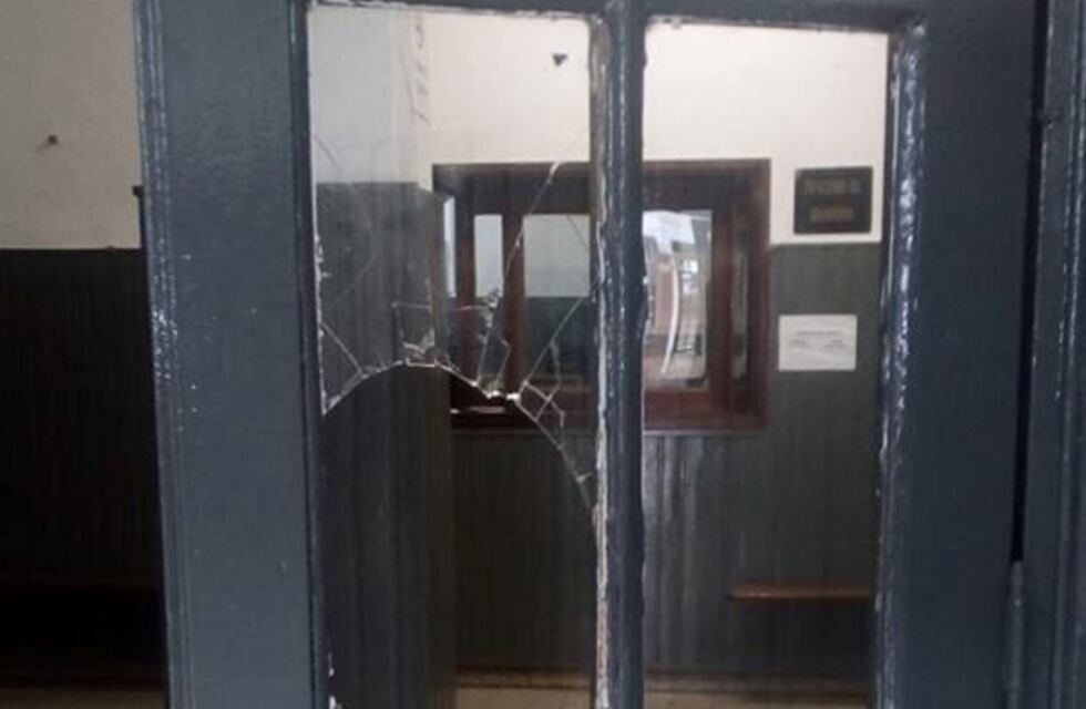Chocó borracho y en la comisaría rompió un vidrio con la cabeza