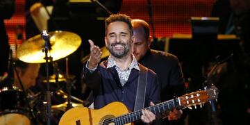 Recording artist Jorge Drexler performs during the 2014 Latin Recording Academy Person of the Year Tribute to Joan Manuel Serrat in Las Vegas, Nevada November 19, 2014 \u002E REUTERS/Mike Blake (UNITED STATES - Tags: ENTERTAINMENT) las vegas eeuu Jorge Drexler entrega premios grammy latinos homenaje tributo a joan manuel serrat cantante presentacion gala homenaje