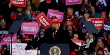 Donald Trump habla en uno de los mitines de cierre de campaña en Grand Rapids, Michigan\u002E (JEFF KOWALSKY / AFP)