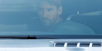 Tras semanas de tensión, así llegó Leo Messi a los entrenamientos del Barcelona\u002E