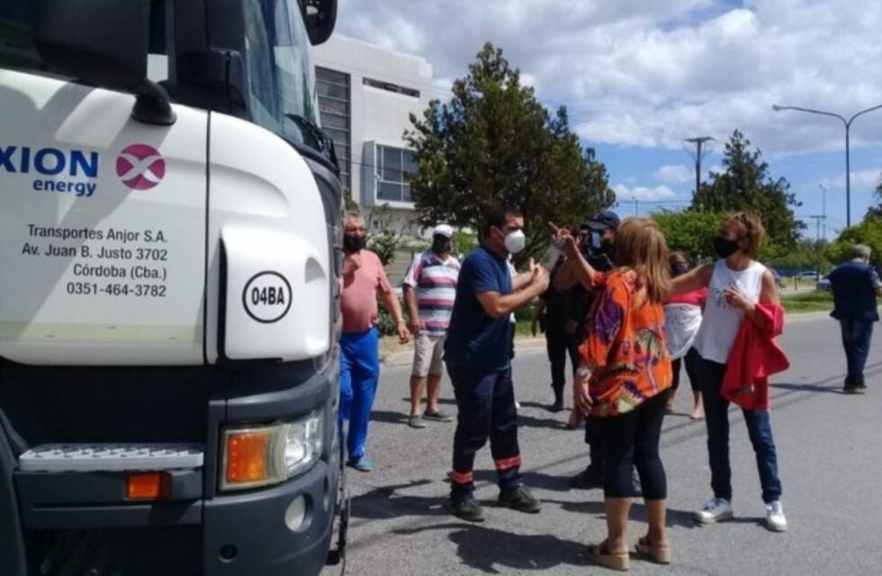 Una camioneta arremetió sobre la manifestación de jubilados y policías retirados