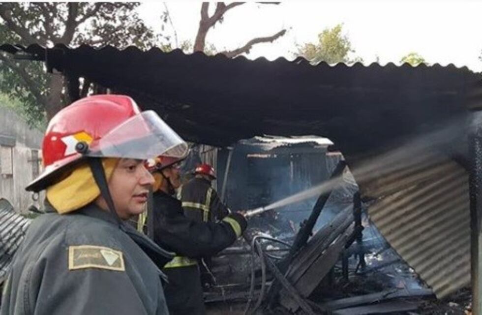 Detuvieron a un vecino que incendió su casa como parte de la agresión a su pareja