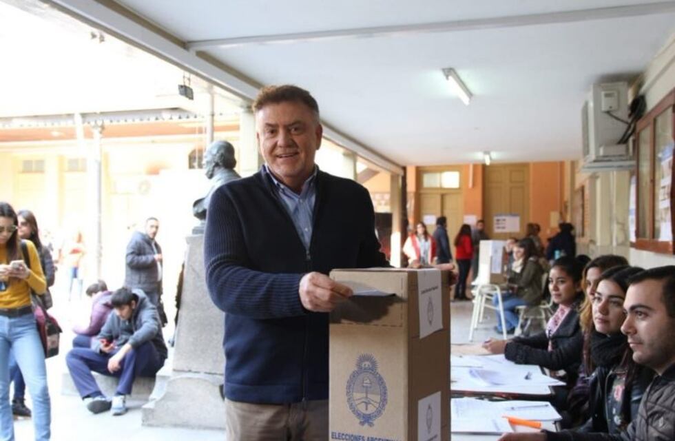 Domingo Amaya emitió su voto en la escuela Bartolomé Mitre