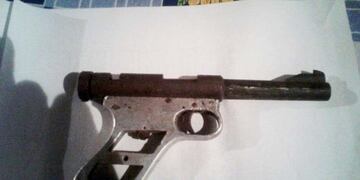 En el allanamiento se secuestró un arma calibre 22 sin numeración\u002E (Policía San Nicolás)