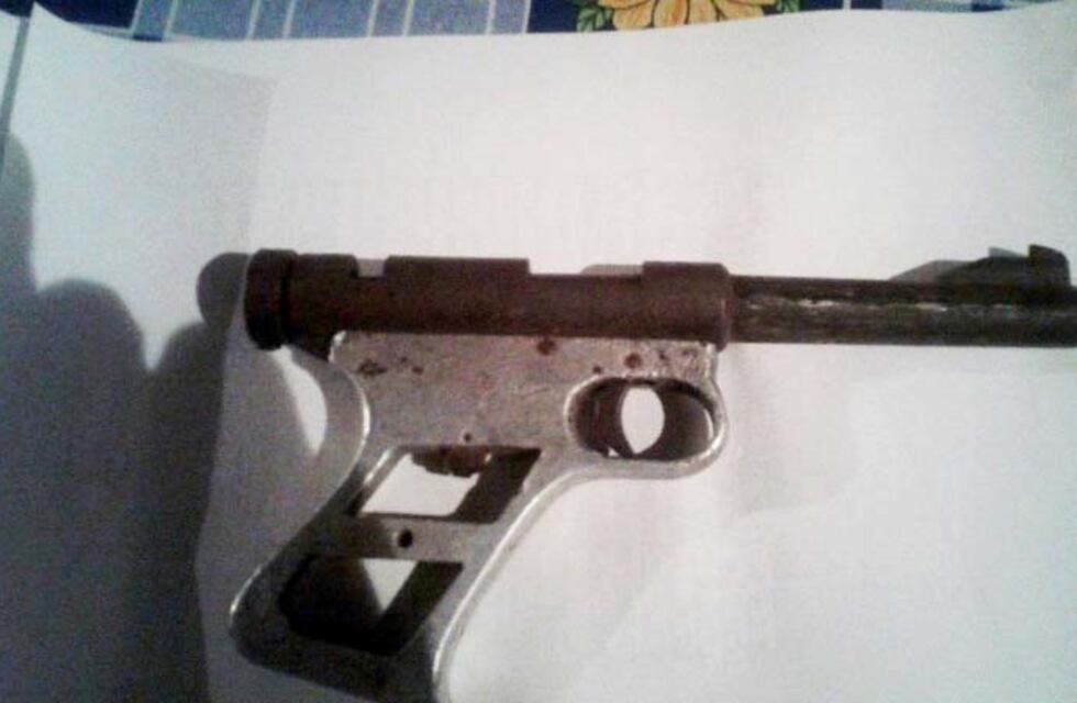 Susto y preocupación en Córdoba: llevó un arma a la escuela, pero está obsoleta
