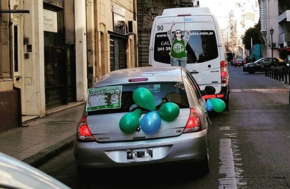 Gremios estatales de Rosario cruzaron la ciudad en caravana para protestar