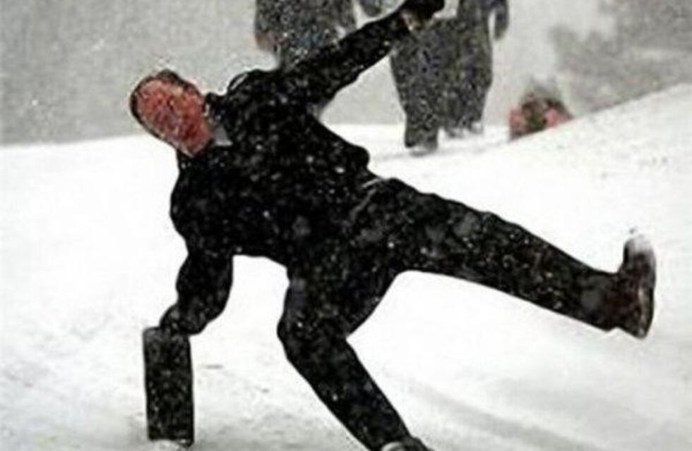 Insólito: intentó robar, en la huída se resbaló por la cantidad de hielo acumulado y quedó detenido