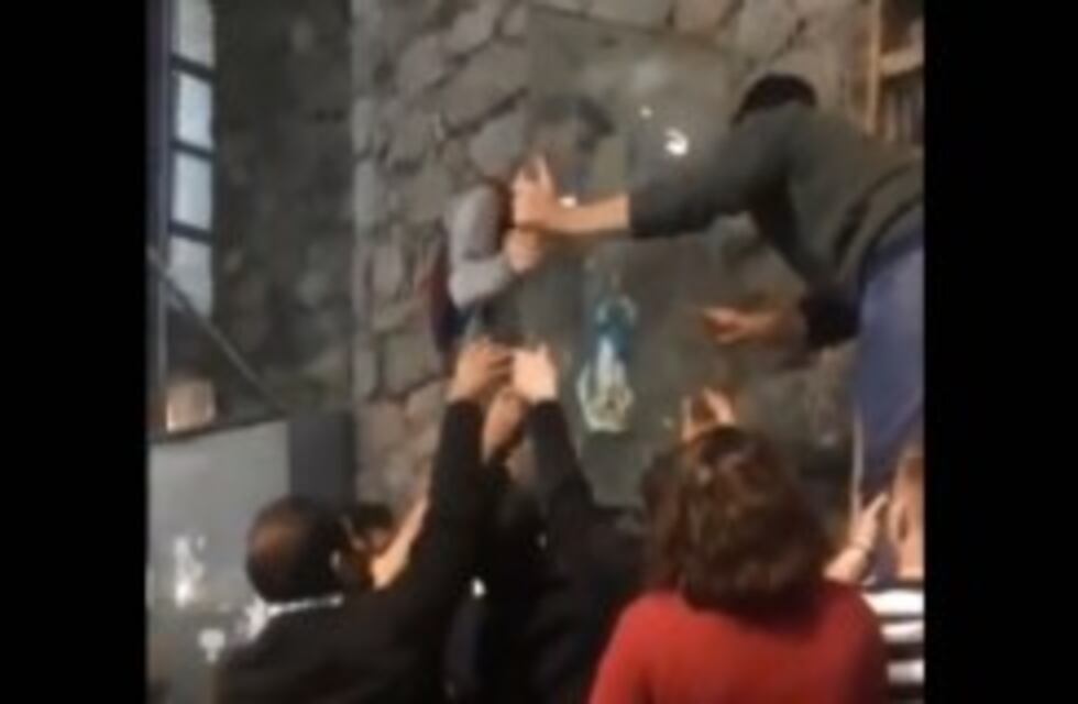 Polémica en la UNC: estudiantes bajaron la Virgen de la Facultad de Derecho
