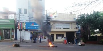 Fogata de manifestantes en Oberá\u002E (Misiones Online)