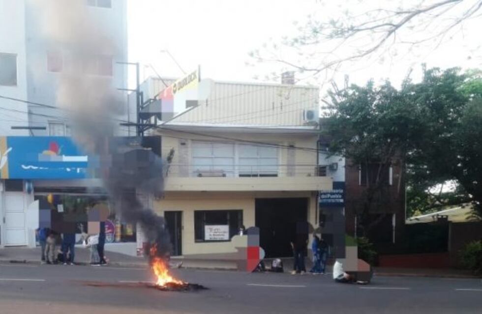 El fuego de gomas casi quema una pinturería, dijo la mujer atacada por piqueteros