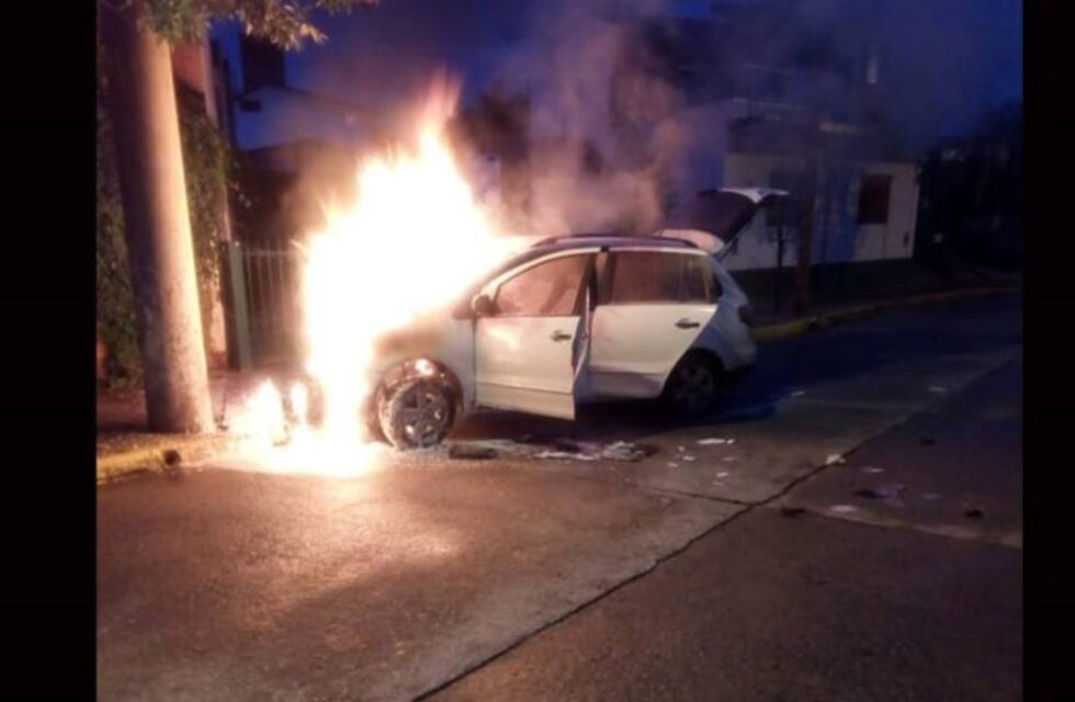 Incendio y choque de un auto en Mina Clavero
