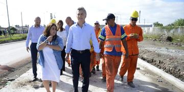 DYN04 BUENOS AIRES 25/01/25017, EL PRESIDENTE MAURICIO MACRI RECORRIu00d3 ESTA MAu00d1ANA OBRAS VIALES EN LA LOCALIDAD DE QUILMES JUNTO A LA GOBERNADORA DE BUENOS AIRES, MARu00cdA EUGENIA VIDAL; AL MINISTRO DE TRANSPORTE, GUILLERMO DIETRICH, Y AL INTENDENTE DE ESE MUNICIPIO BONAERENSE, MARTINIANO MOLINA. FOTO:DYN/PRESIDENCIA. provincia de buenos aires mauricio macri presidente de la nacion y gobernadora de la provincia de buenos aires recorrida por obras de infraestructura vial
