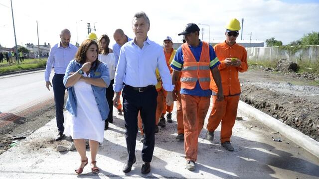 DYN04 BUENOS AIRES 25/01/25017, EL PRESIDENTE MAURICIO MACRI RECORRIu00d3 ESTA MAu00d1ANA OBRAS VIALES EN LA LOCALIDAD DE QUILMES JUNTO A LA GOBERNADORA DE BUENOS AIRES, MARu00cdA EUGENIA VIDAL; AL MINISTRO DE TRANSPORTE, GUILLERMO DIETRICH, Y AL INTENDENTE DE ESE MUNICIPIO BONAERENSE, MARTINIANO MOLINA. FOTO:DYN/PRESIDENCIA. provincia de buenos aires mauricio macri presidente de la nacion y gobernadora de la provincia de buenos aires recorrida por obras de infraestructura vial
