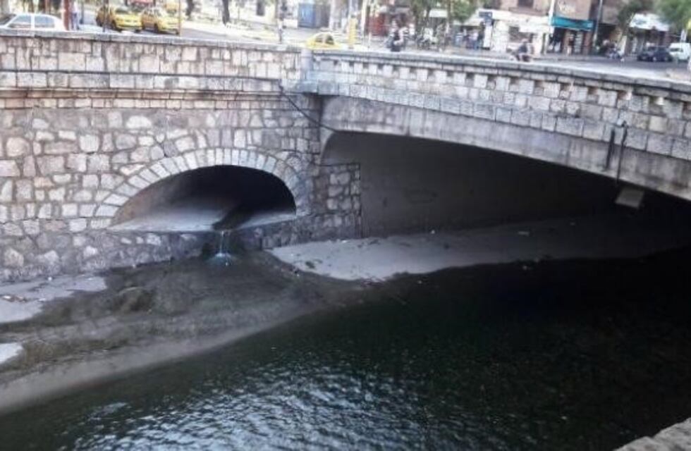 Un hombre cayó al cauce de La Cañada y está grave