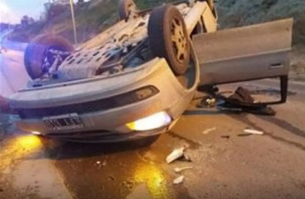 Volcaron en el camino Centenario y se fueron dejando el auto abandonado