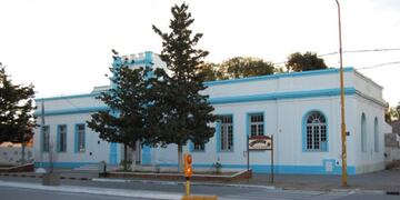 Apuñalaron a un joven frente a una comisaría