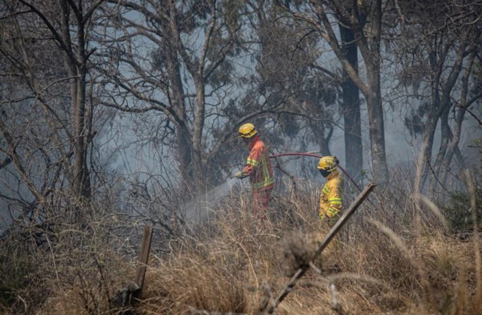 Incendios: madrugada de intenso trabajo sobre el único foco activo