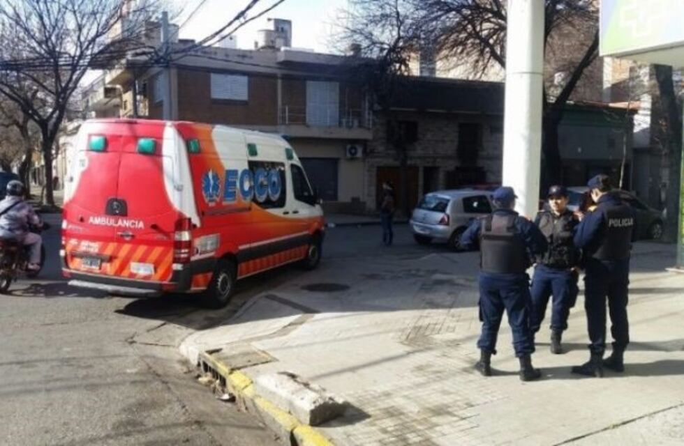 Conductor huyó tras colisionar con un taxi en el que viajaba una pasajera discapacitada