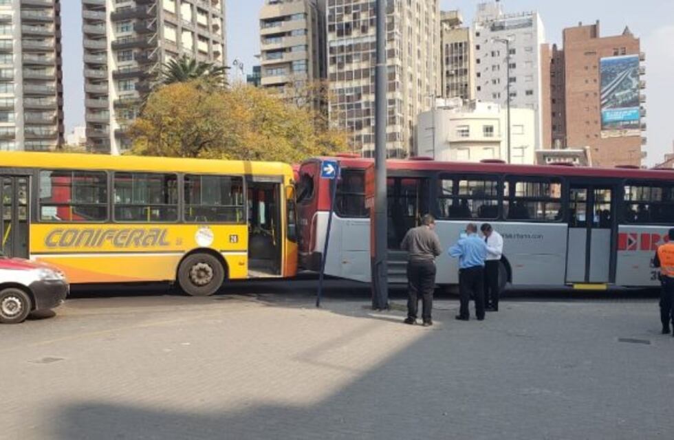 Demoras en Plaza España por choque entre dos colectivos