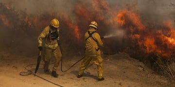 Los incendios no dan cuartel en Córdoba\u002E Y el ex Presidente se solidarizó y destacó a los bomberos\u002E