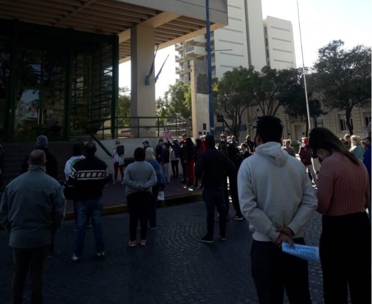 Dueños de gimnasios y bares protestaron frente al Municipio
