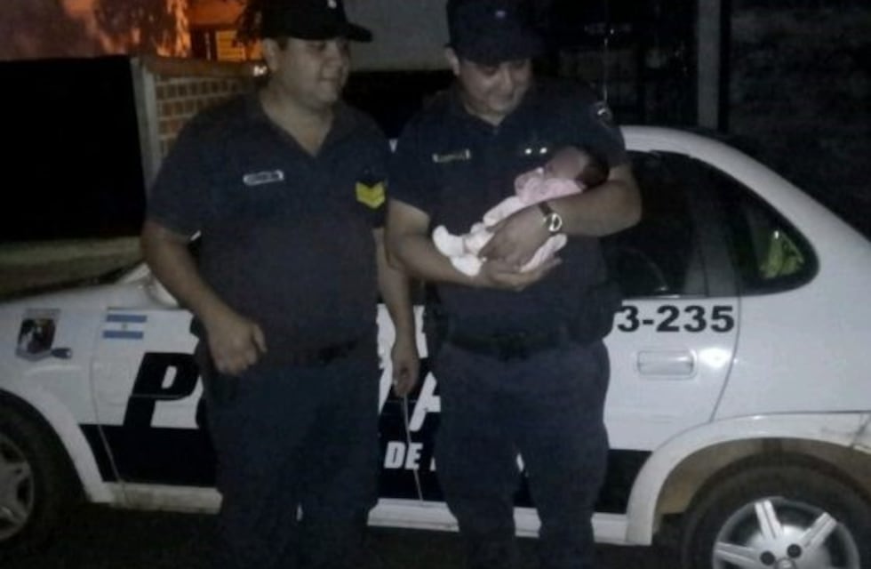 Auxilio policial a dos bebas, a una en un parto y a otra con una RCP