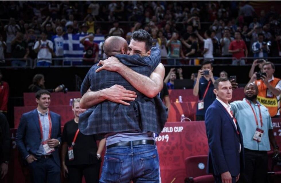 El interminable abrazo entre Manu Ginóboli y Luis Scola tras la clasificación a la final del Mundial