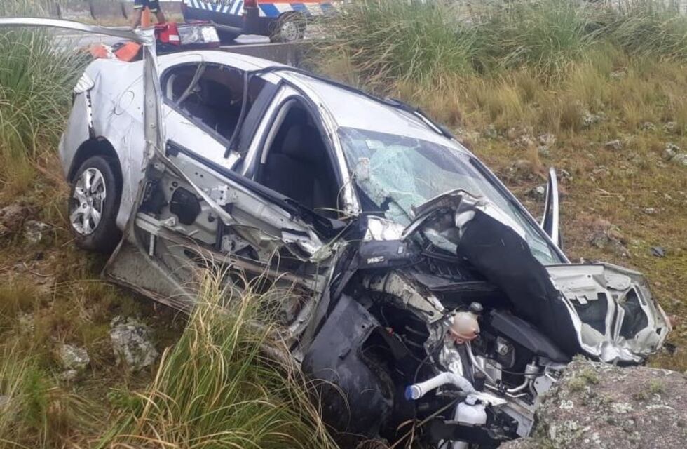 Un vehículo terminó destrozado en las Altas Cumbres