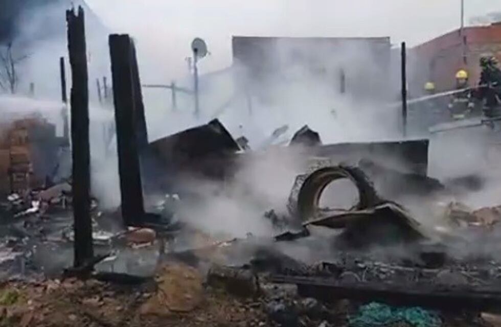 Voraz incendio provocó la pérdida total de dos viviendas en Timbúes