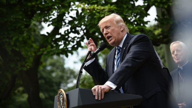 US President Donald Trump speaks before signing an u201cExecutive Order on Promoting Free Speech and Religious Libertyu201d in the Rose Garden of the White House on May 4, 2017 in Washington, DC.rnTrump issued an executive order on Thursday making it easier for churches and religious groups to take part in politics without risk of losing their tax-exempt status, a senior White House official said. / AFP PHOTO / MANDEL NGAN eeuu washington donald trump presidente de eeuu firma orden ejecutiva promoviendo la libertad de expresion y religiosa