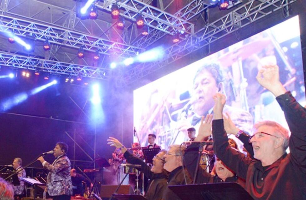 Fiesta del Lago: Los Palmeras hicieron bailar a todo el público del Anfiteatro del Bosque