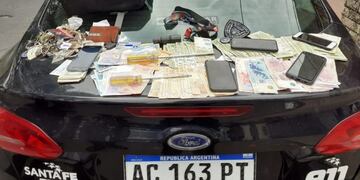 La policía secuestró gran cantidad de dinero en efectivo tras la entradera en bulevar Seguí al 1200\u002E (Min\u002E Seguridad)