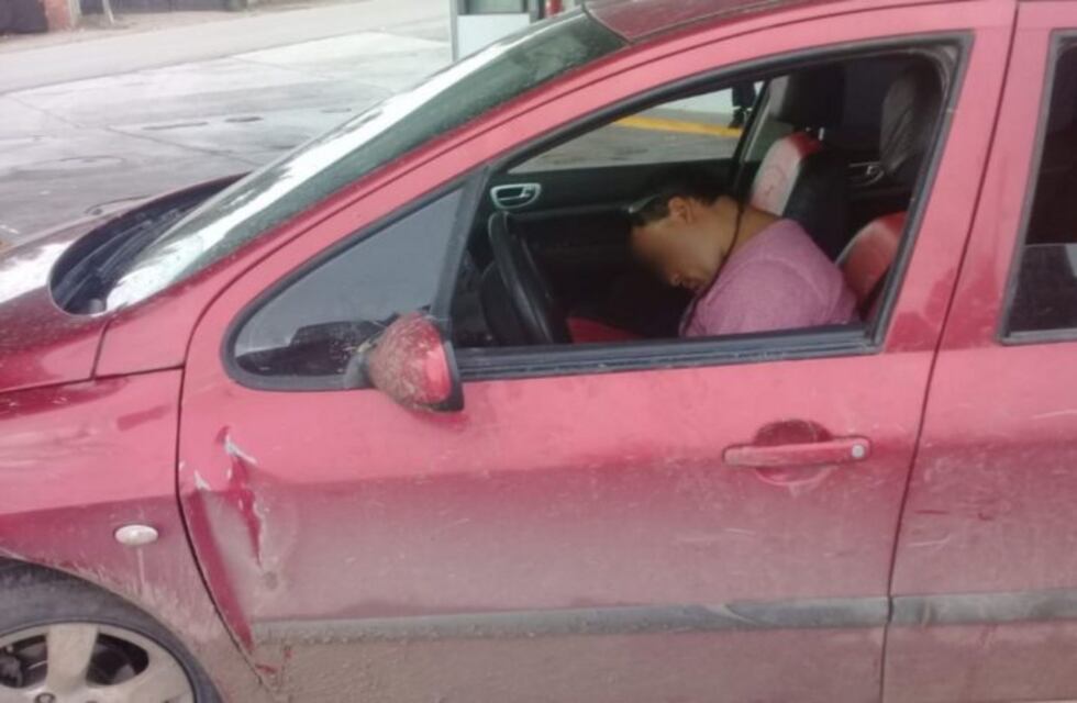 Se durmió borracho con sus dos nenes en el auto