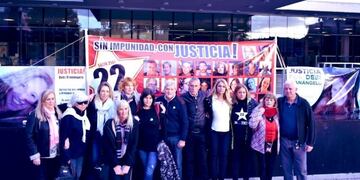 Los familiares de las víctimas fatales se manifestaron antes de la primera audiencia\u002E (@meugeniaschmuck)