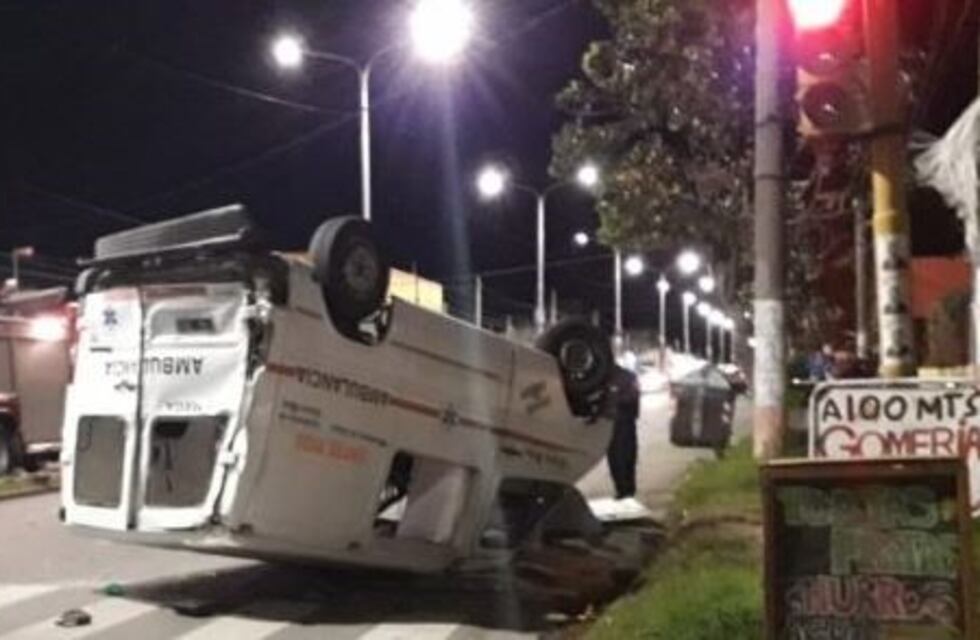 Volcó una ambulancia que trasladaba a una embarazada en Paraná