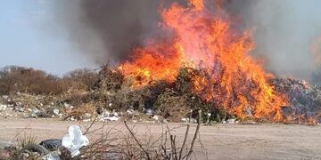 Incendio basural Capilla del Monte (Créditos: INFO CBA)