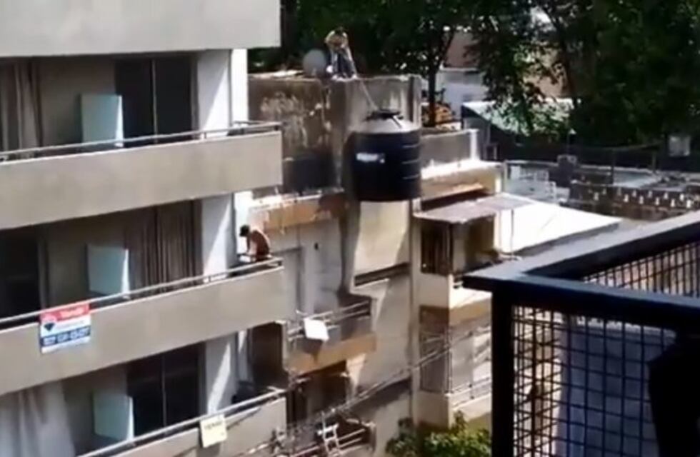 Riesgo e imprudencia extrema para subir un tanque a un edificio
