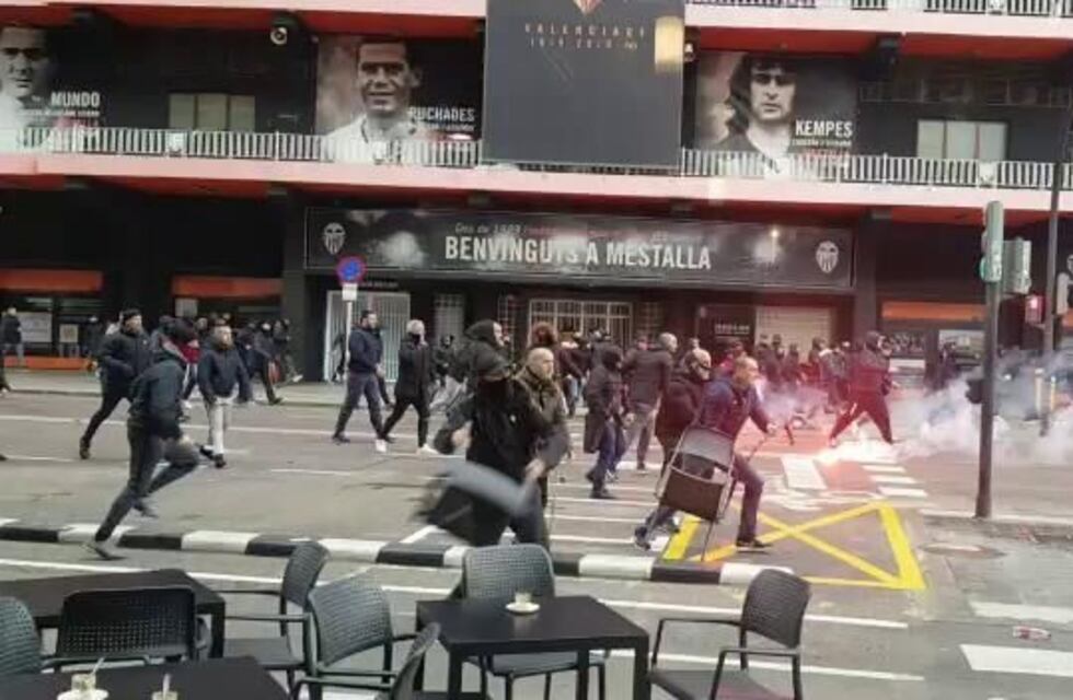 Violencia en el fútbol: feroz pelea entre hinchas del Valencia y Barcelona en Mestalla