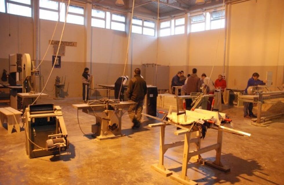 Internos de Almafuerte fabrican armarios para el Hospital Central