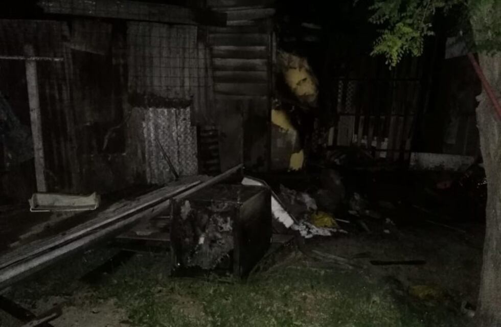 Le mordió el dedo a su hermano y le prendió fuego la casa